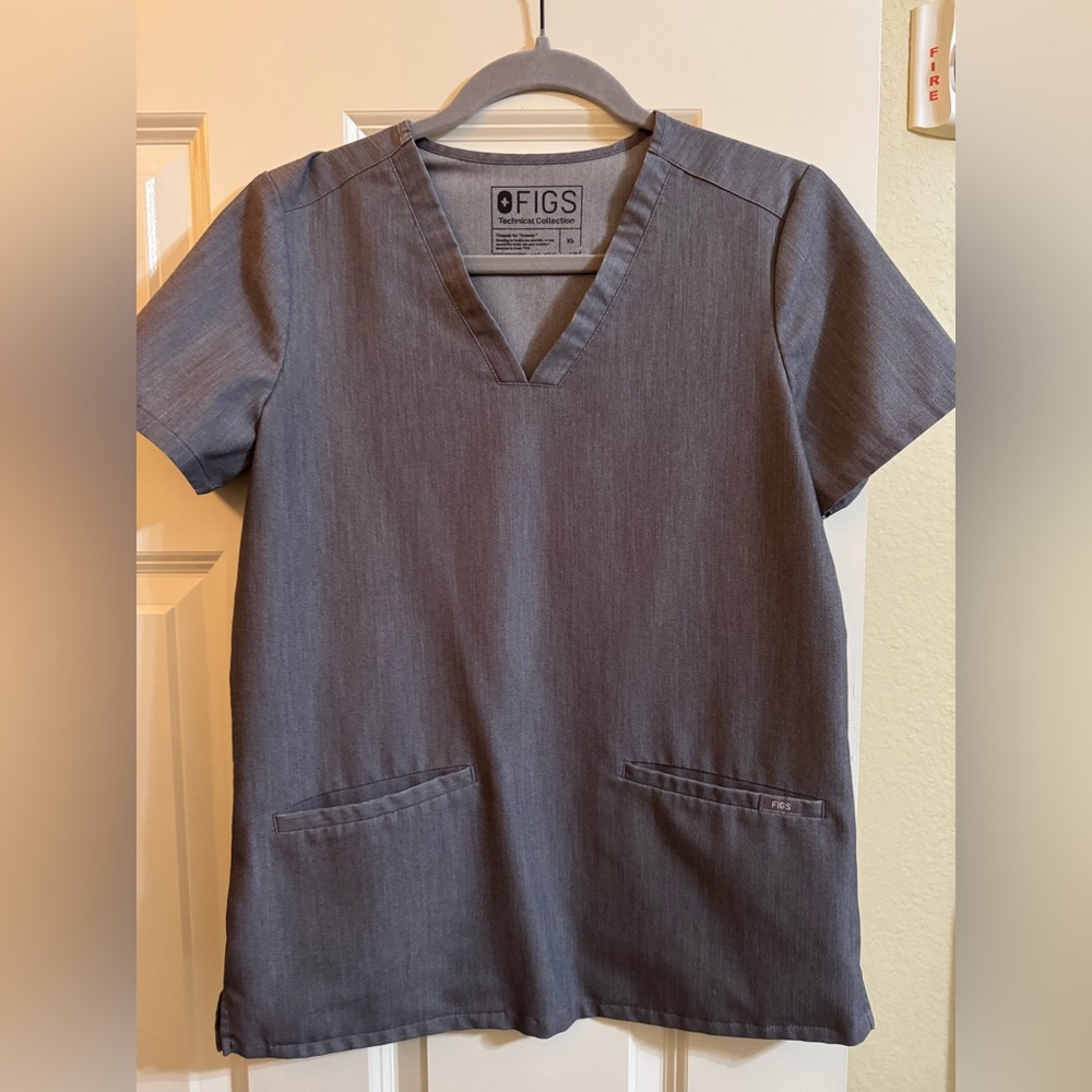 Figs scrub top